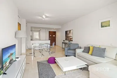 Woonkamer; houten vloer, natuurlijk licht, moderne stijl, hoge plafonds