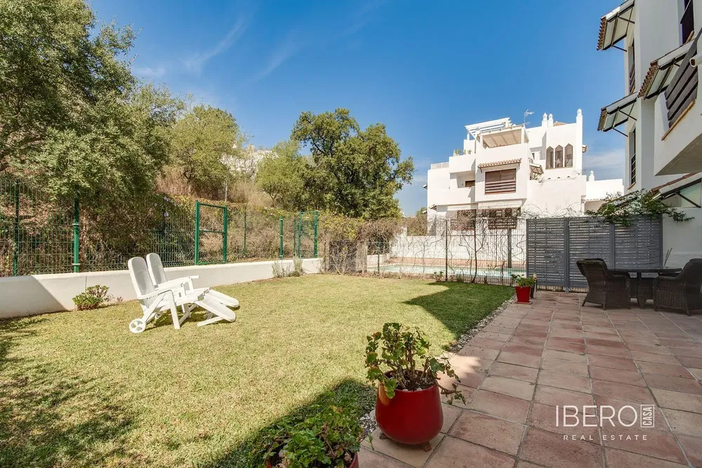 Wohnzimmer; holzboden, tageslicht, moderner stil, hohe decken