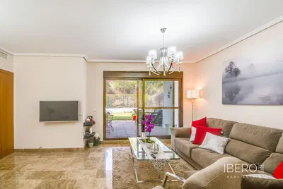 Wohnzimmer; holzboden, tageslicht, moderner stil, hohe decken