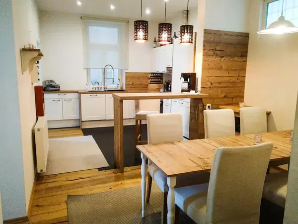 Wohnzimmer; holzboden, tageslicht, moderner stil, hohe decken