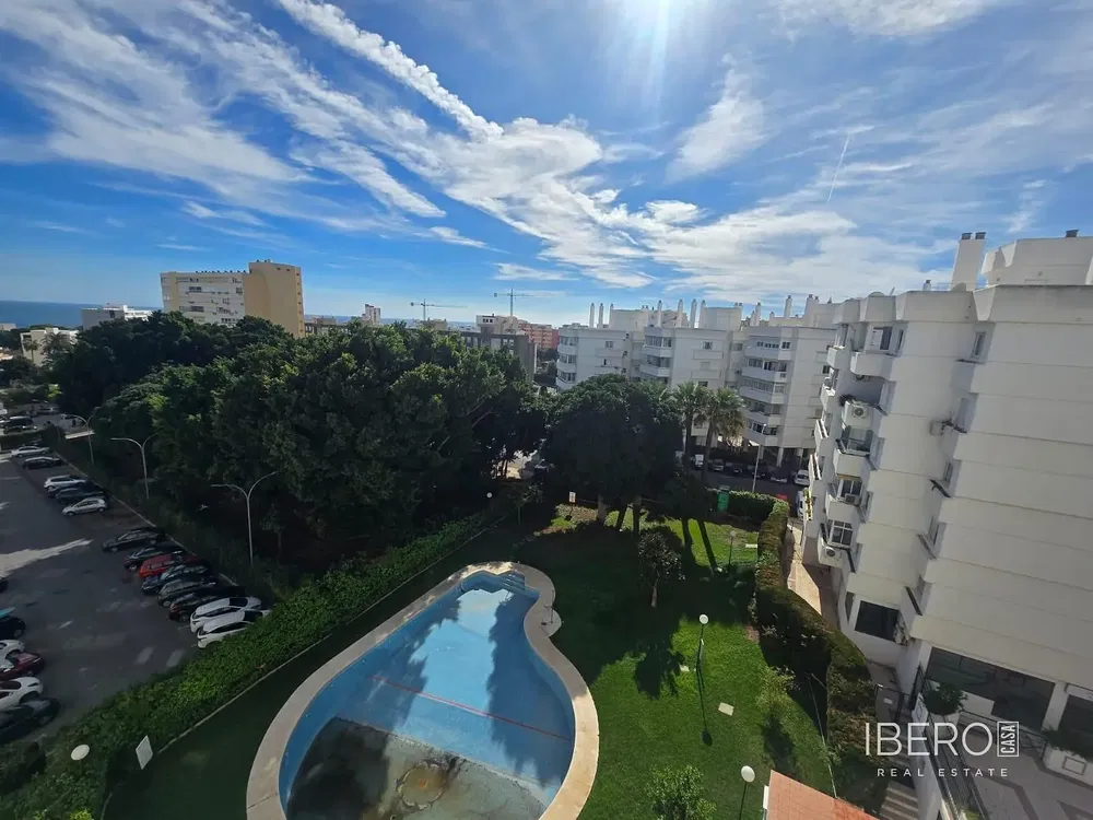 Дневна соба; дрвени под, природно светло, модерни стил, високи плафони