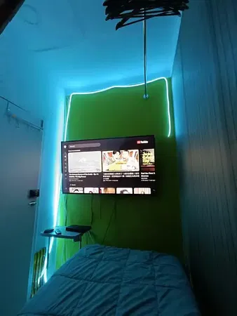 Κουζίνα; συσκευές κουζίνας, ξύλινο πάτωμα, φυσικό φως, μοντέρνο στυλ, ανακαινισμένο