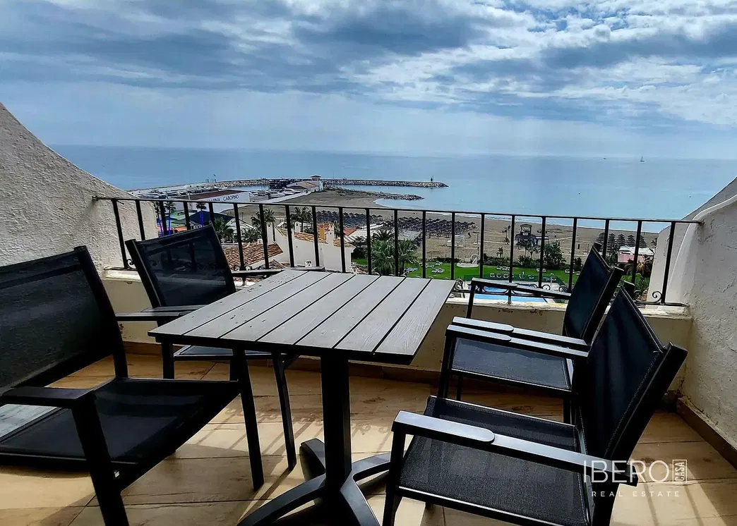 Dnevni boravak; drveni pod, prirodna svjetlost, moderan stil, visoki stropovi