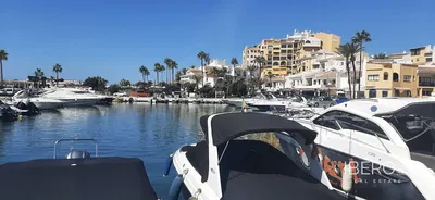 Salon; podłoga drewniana, światło dzienne, styl nowoczesny, wysokie sufity