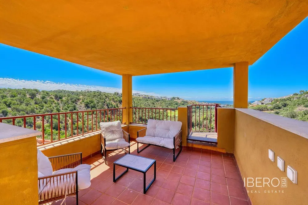 Living room; wood floor, natural light, modern style, high ceiling