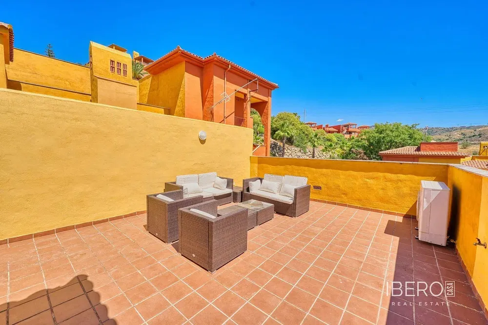 Living room; natural light, wood floor, modern style, high ceiling