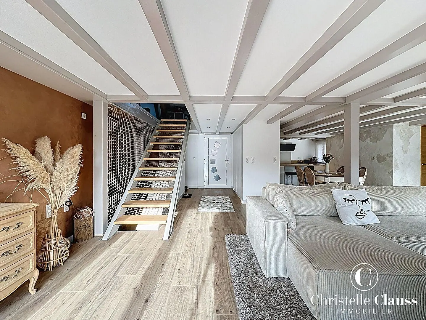 Living room; wood floor, natural light, modern style, high ceiling
