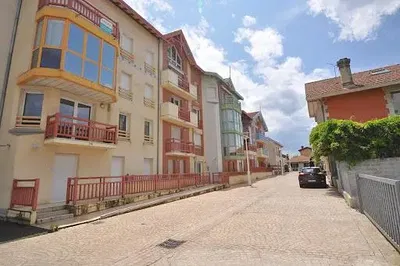 Σαλόνι; ξύλινο πάτωμα, φυσικό φως, μοντέρνο στυλ, ψηλά ταβάνια