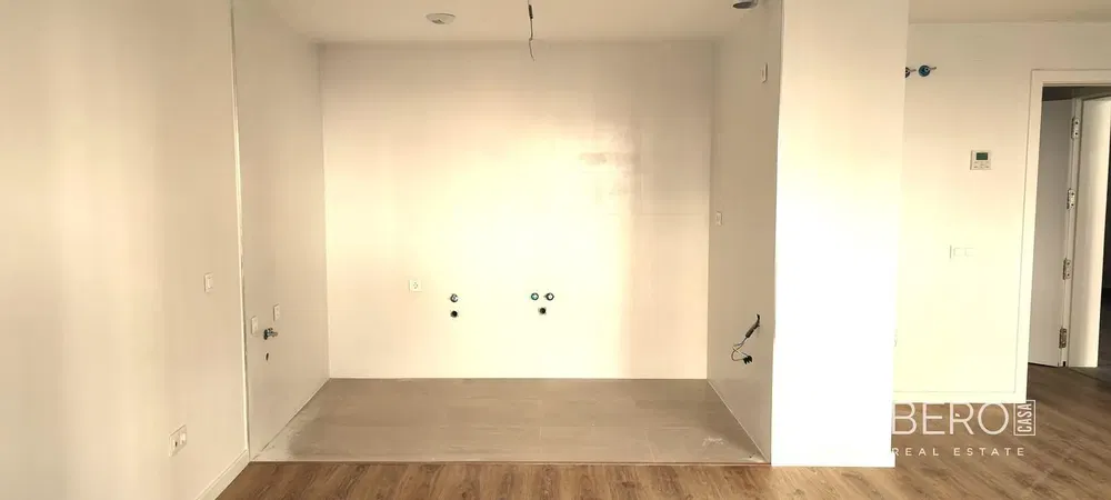 Wohnzimmer; holzboden, tageslicht, moderner stil, hohe decken