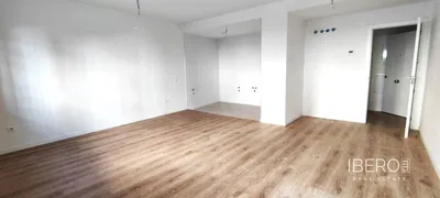 Wohnzimmer; holzboden, tageslicht, moderner stil, hohe decken