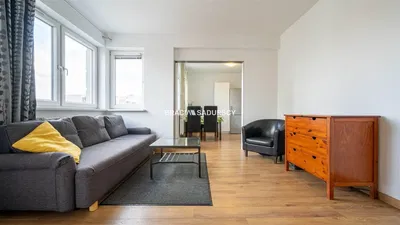 Salon; parquet, lumière naturelle, style moderne, hauteur sous plafond