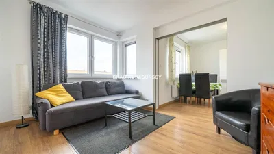 Salon; parquet, lumière naturelle, style moderne, hauteur sous plafond