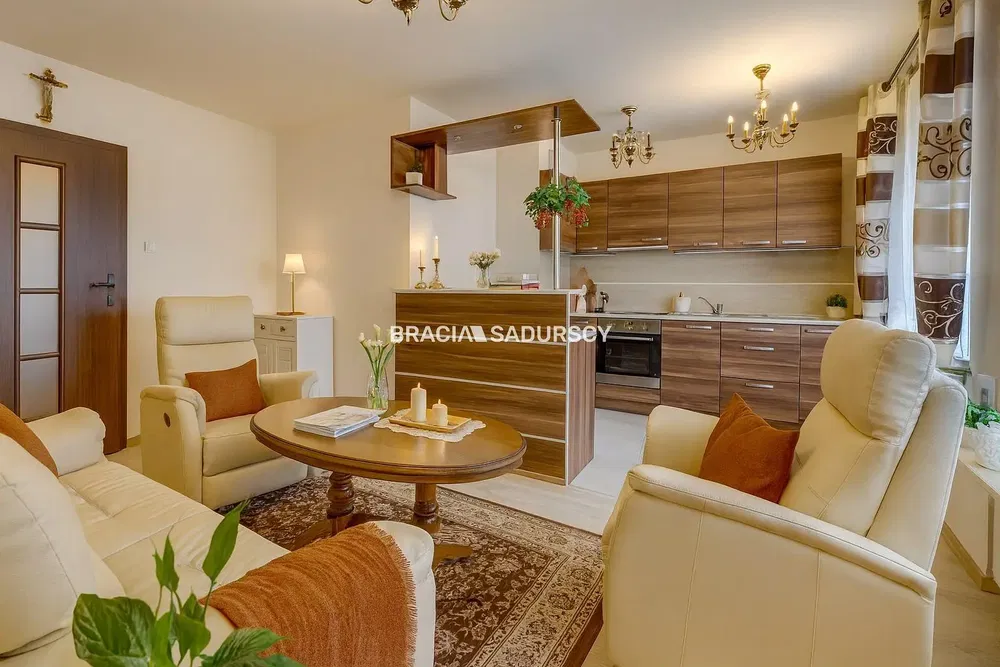 Salon; parquet, lumière naturelle, style moderne, hauteur sous plafond