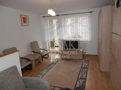 Salon; podłoga drewniana, światło dzienne, styl nowoczesny, wysokie sufity