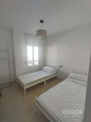 Salon; podłoga drewniana, światło dzienne, styl nowoczesny, wysokie sufity