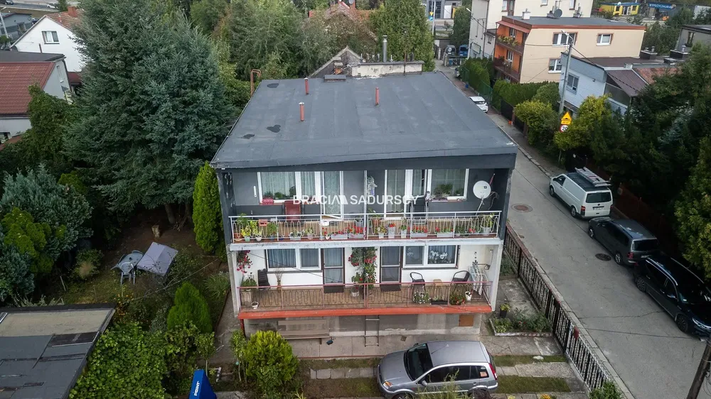 Salon; parquet, lumière naturelle, style moderne, hauteur sous plafond
