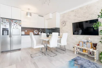 Living room; wood floor, natural light, modern style, high ceiling