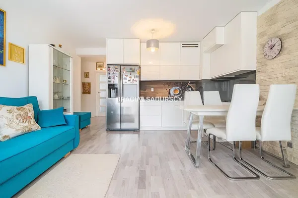 Living room; wood floor, natural light, modern style, high ceiling