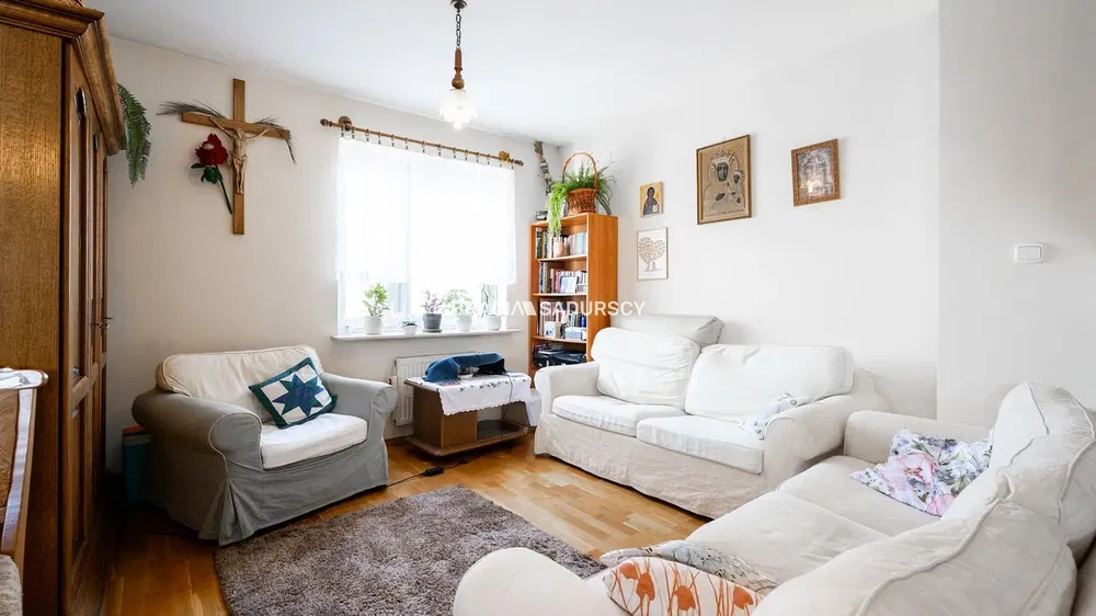 Salon; parquet, lumière naturelle, style moderne, hauteur sous plafond