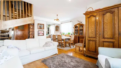 Salon; parquet, lumière naturelle, style moderne, hauteur sous plafond