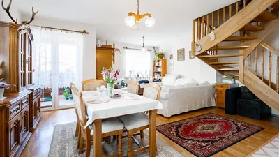 Salon; parquet, lumière naturelle, style moderne, hauteur sous plafond