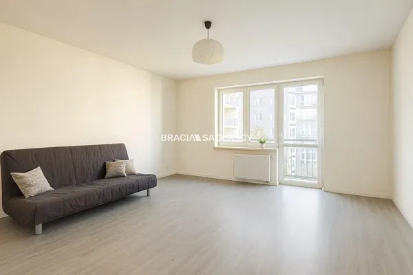 Living room; wood floor, natural light, modern style, high ceiling