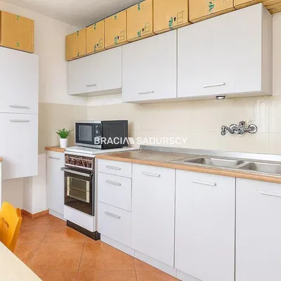 Salon; parquet, lumière naturelle, style moderne, hauteur sous plafond