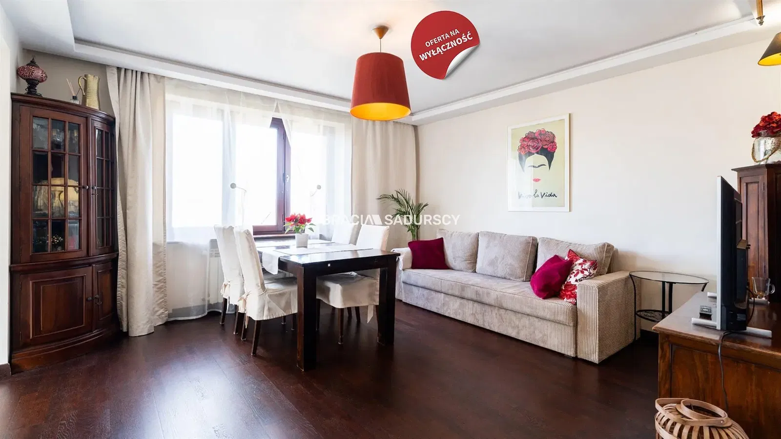 Living room; wood floor, natural light, modern style, high ceiling