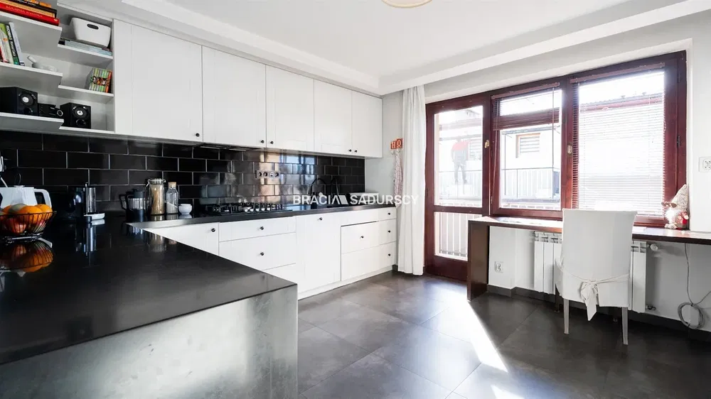Living room; natural light, wood floor, modern style, high ceiling