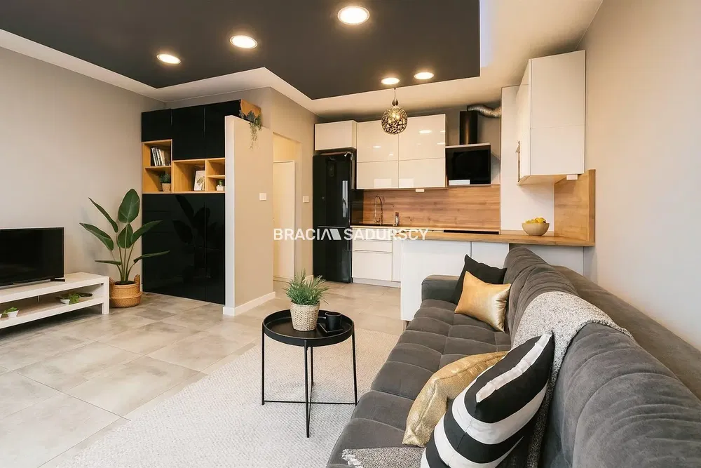 Living room; wood floor, natural light, modern style, high ceiling