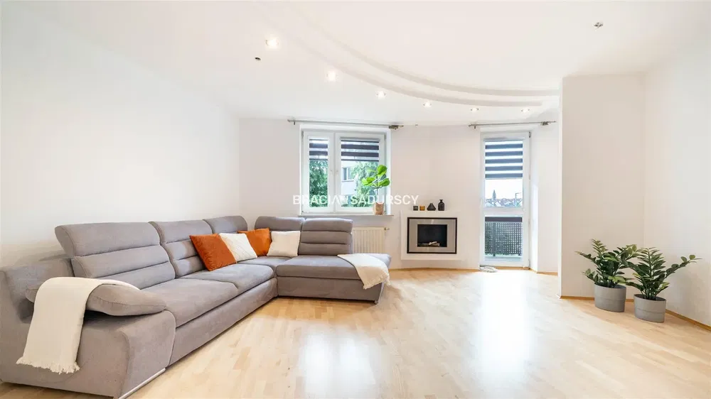 Salon; parquet, lumière naturelle, style moderne, hauteur sous plafond