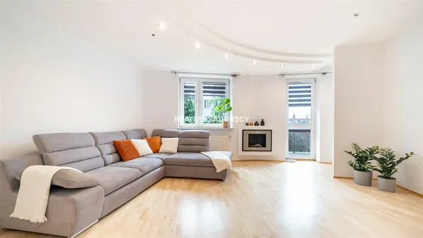Living room; wood floor, natural light, modern style, high ceiling