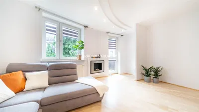 Salon; parquet, lumière naturelle, style moderne, hauteur sous plafond