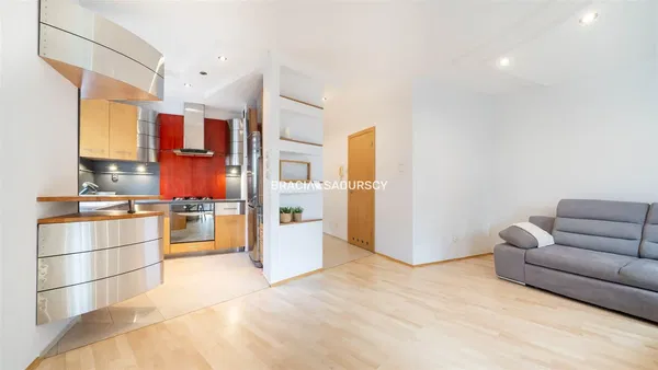 Living room; wood floor, natural light, modern style, high ceiling