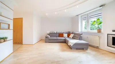 Salon; parquet, lumière naturelle, style moderne, hauteur sous plafond