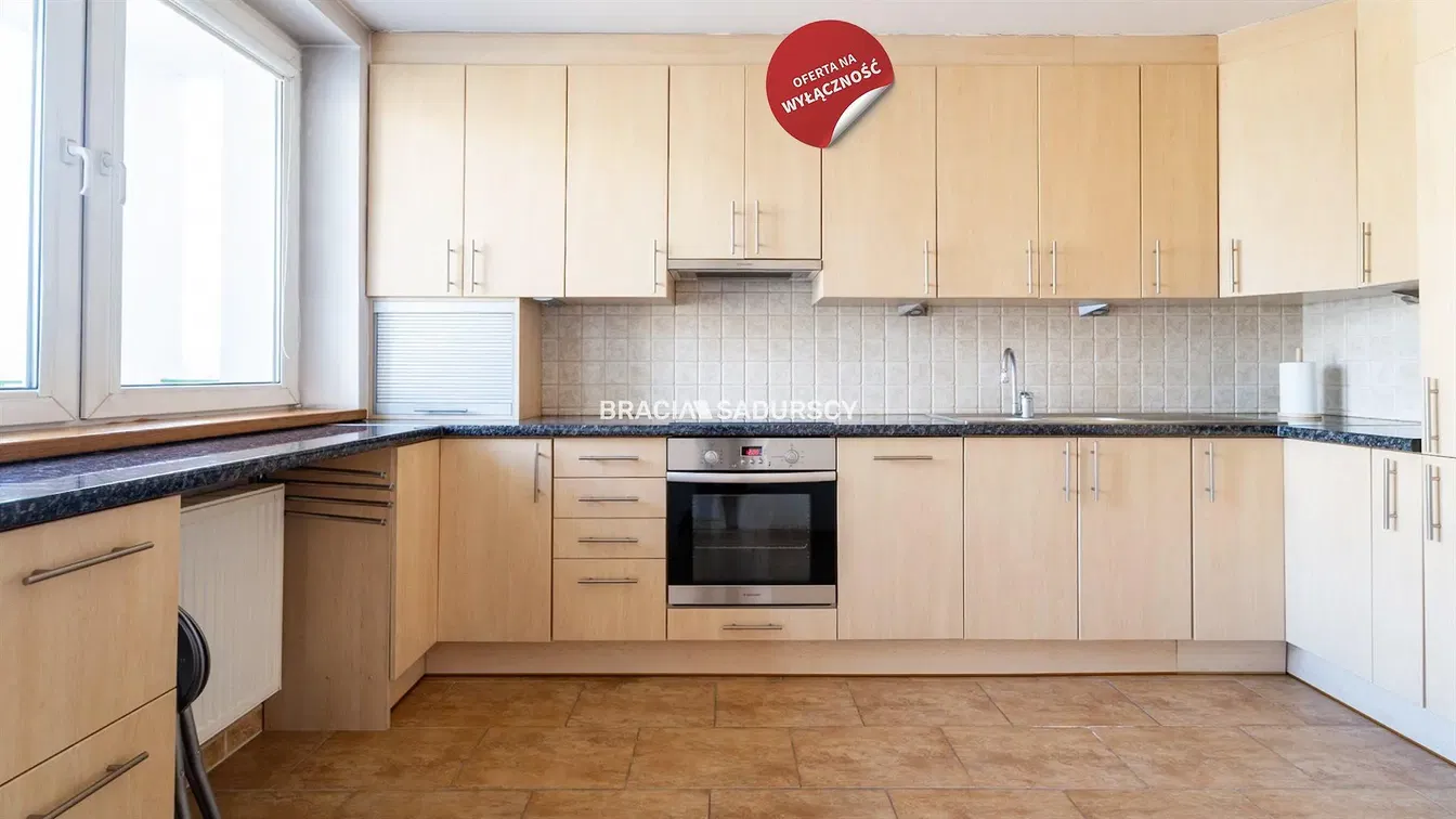 Хол; дървен под, естествена светлина, модерен стил, високи тавани