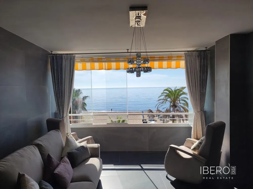 Wohnzimmer; holzboden, tageslicht, moderner stil, hohe decken