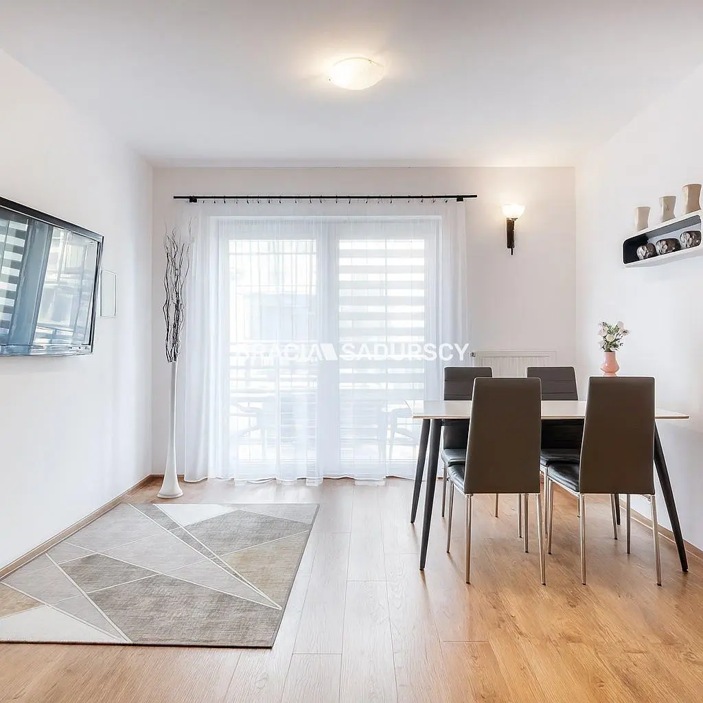 Σαλόνι; ξύλινο πάτωμα, φυσικό φως, μοντέρνο στυλ, ψηλά ταβάνια