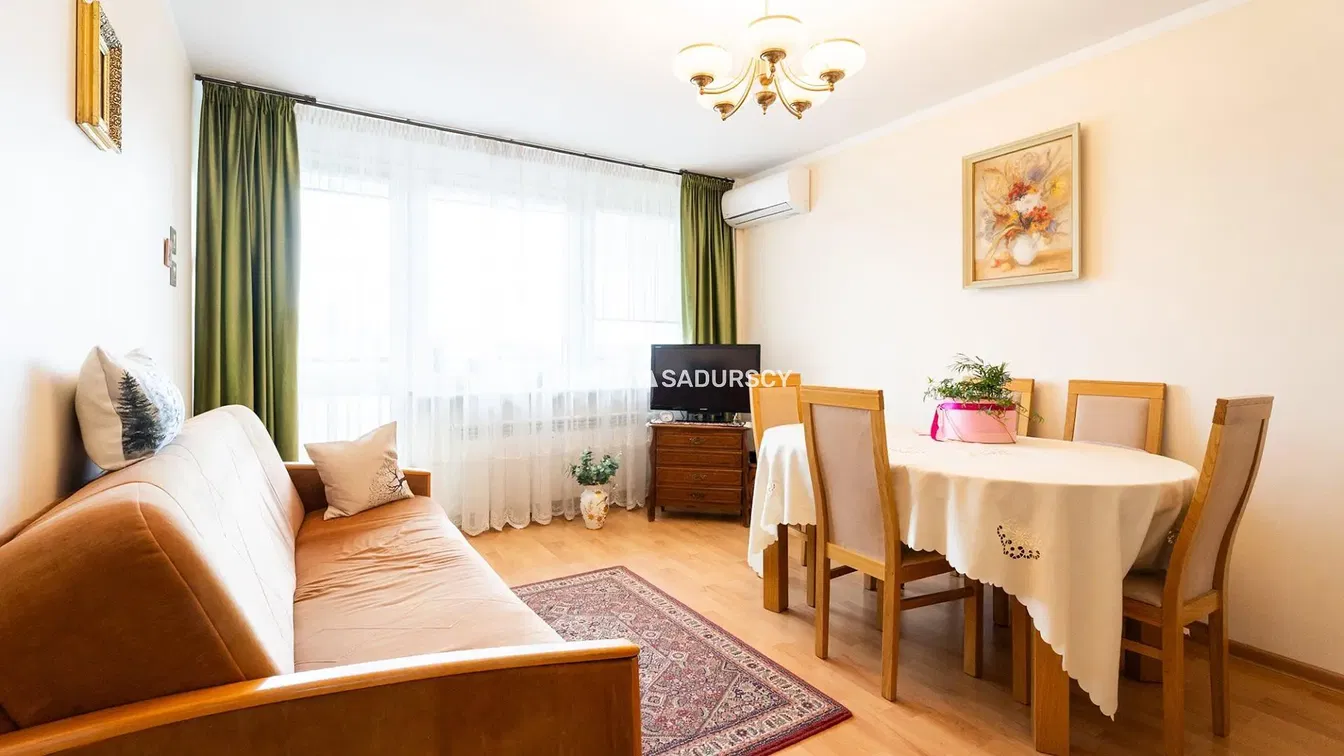 Σαλόνι; ξύλινο πάτωμα, φυσικό φως, μοντέρνο στυλ, ψηλά ταβάνια