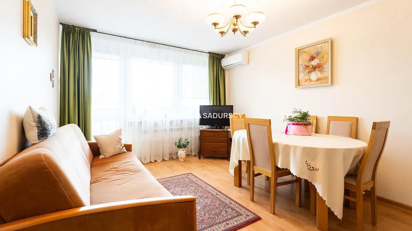 Σαλόνι; ξύλινο πάτωμα, φυσικό φως, μοντέρνο στυλ, ψηλά ταβάνια