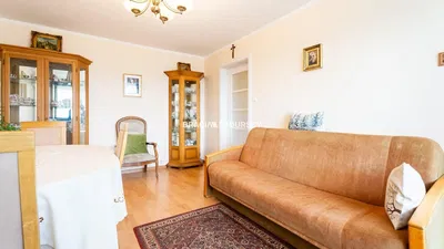 Sala de estar; chão de madeira, luz natural, estilo moderno, teto alto