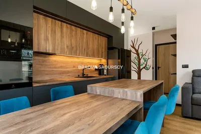 Salon; parquet, lumière naturelle, style moderne, hauteur sous plafond