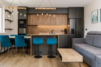 Salon; parquet, lumière naturelle, style moderne, hauteur sous plafond