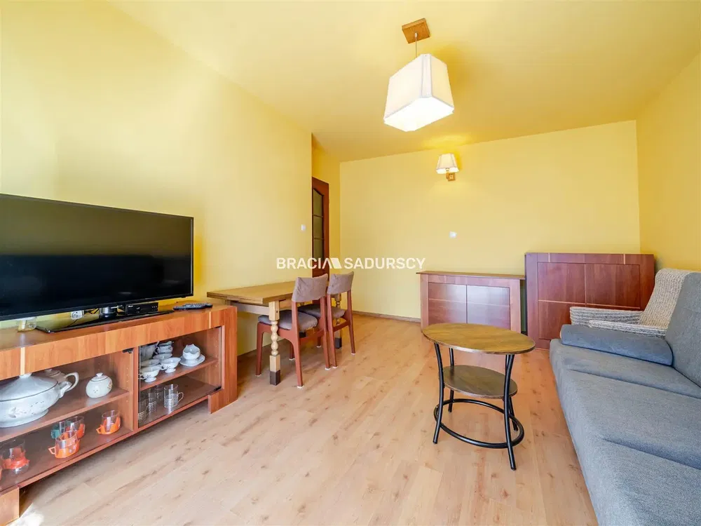 Sala de estar; chão de madeira, luz natural, estilo moderno, teto alto