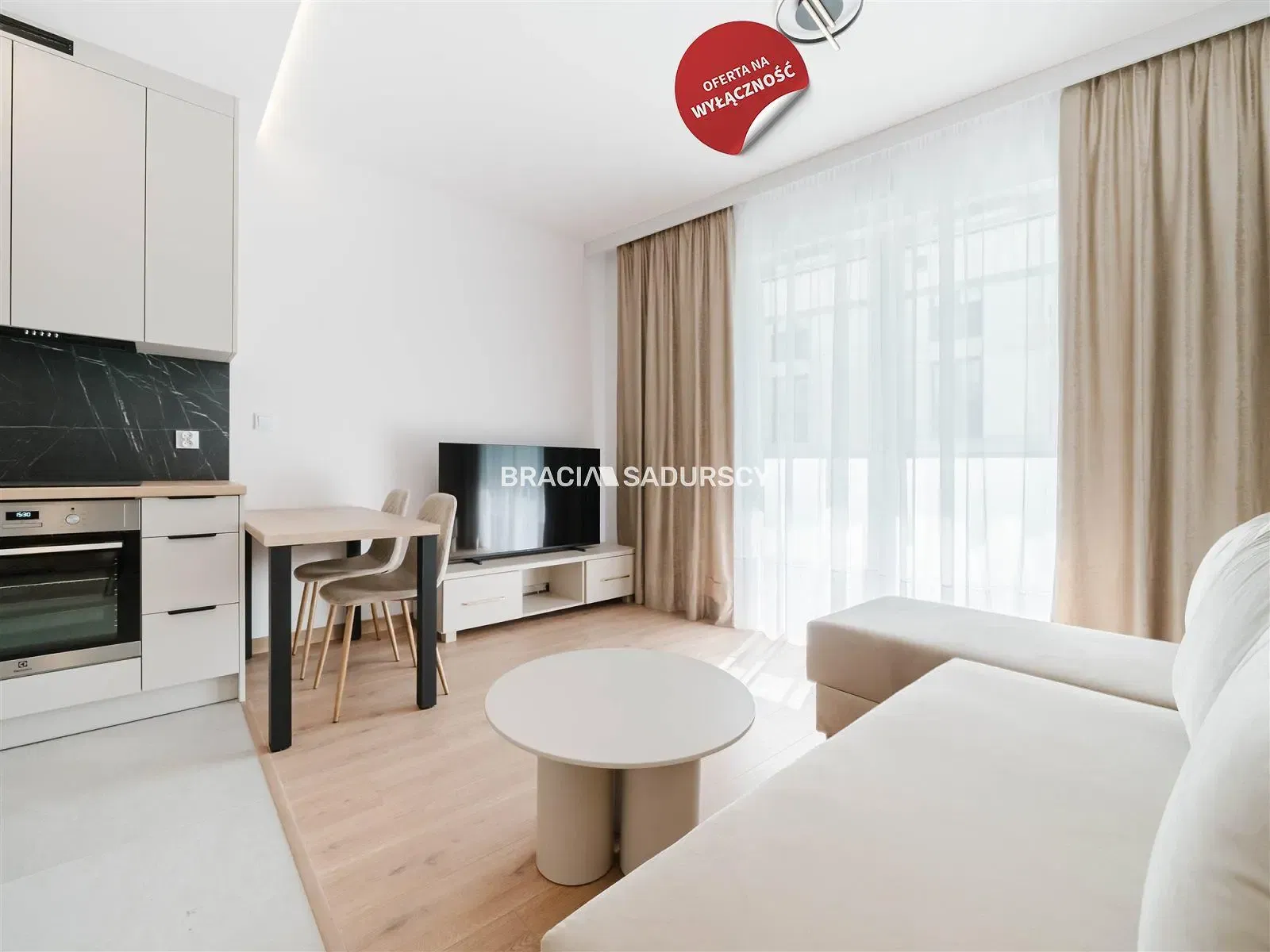 Salon; parquet, lumière naturelle, style moderne, hauteur sous plafond