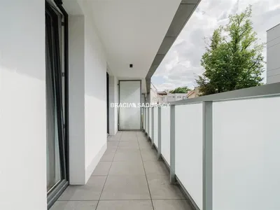 Salon; parquet, lumière naturelle, style moderne, hauteur sous plafond