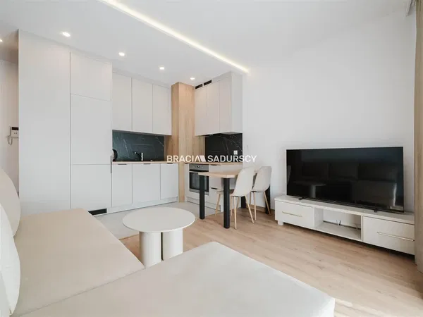 Living room; wood floor, natural light, modern style, high ceiling