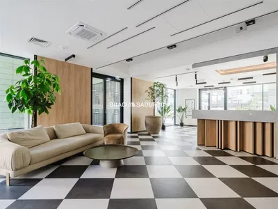 Salon; parquet, lumière naturelle, style moderne, hauteur sous plafond