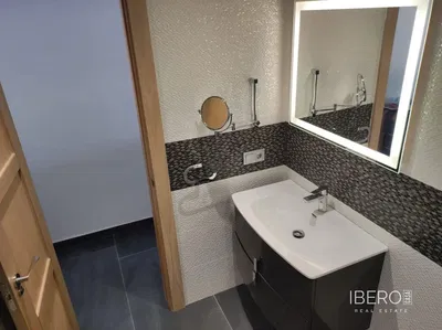 Wohnzimmer; holzboden, tageslicht, moderner stil, hohe decken