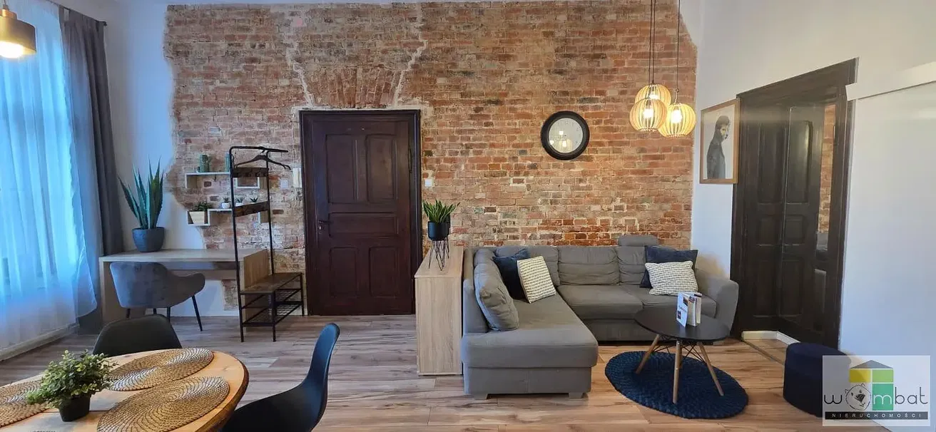 Σαλόνι; ξύλινο πάτωμα, φυσικό φως, μοντέρνο στυλ, ψηλά ταβάνια